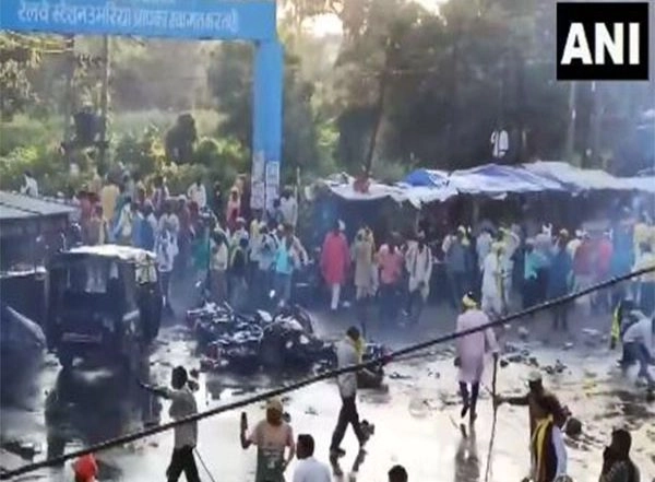 India News | MP: Clash Erupts Between Party Workers and Police During Sit-in Protest, Several Injured
