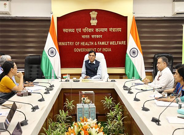 India News | Health Minister Mansukh Mandaviya Reviews Preparedness of Public Health System Amid Rising Dengue Cases