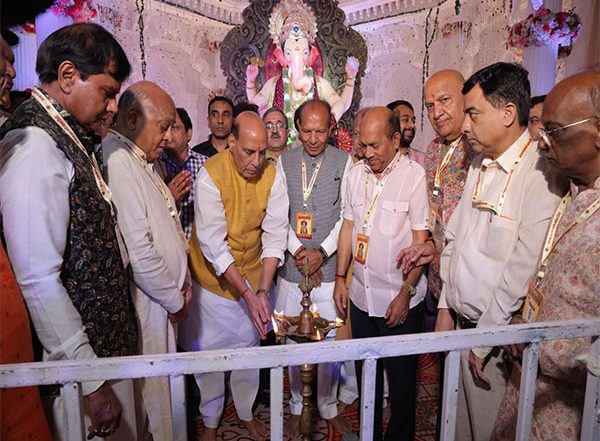 India News | Delhi: Union Defence Minister Rajnath Singh Offer Prayers at Ganesh Pandal in Netaji Subash Place