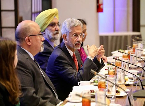 World News | Jaishankar Meets Raimondo, Austin; Attends Meeting with US Defence Industry