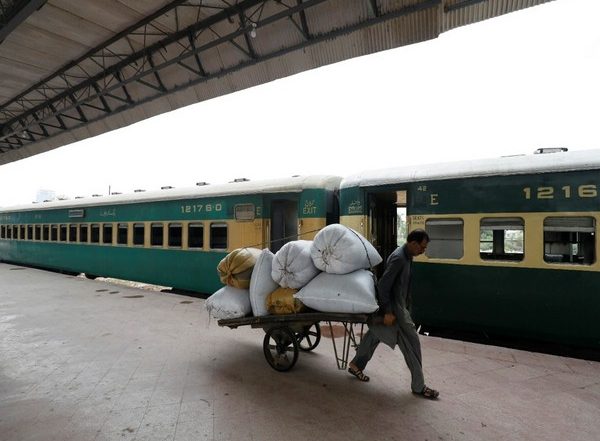 World News | Pakistan: Train Services Temporarily Suspended Between Lahore, Faisalabad After Collapse of Railway Bridge
