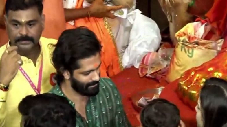 Amit Thackeray, MNS Chief Raj Thackeray's Son, Offers Prayers to Lord Ganesha at Lalbaugcha Raja in Mumbai (Watch Video)