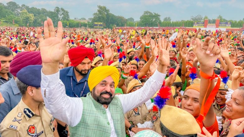 Bhagwant Mann Dance Video: Punjab CM Dances With Newly Recruited Cops at Passing Out Parade of Constables in Jalandhar, Clip Goes Viral