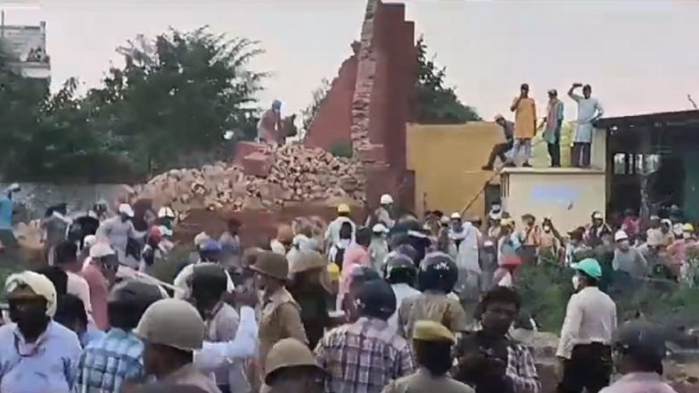 Agra: 10 Cops Injured in Clash Between Radhasoami Satsang Sabha Memebers and Police During Anti-Encroachment Drive (Watch Videos)