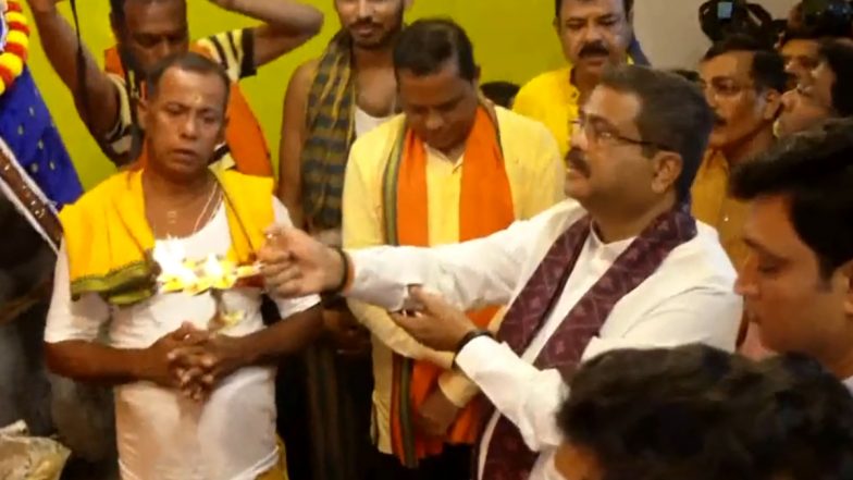 Ganesh Chaturthi 2023: Dharmendra Pradhan Visits Ganesh Pandal in Bhubaneswar, Offers Prayers to Lord Ganesha (Watch Video)