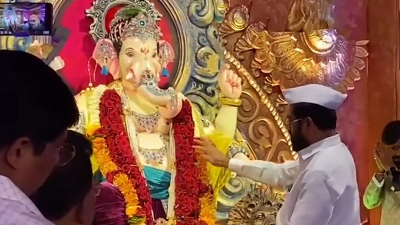 Ganesh Chaturthi 2023: Maharashtra CM Eknath Shinde Offers Prayers to Lord Ganesha on the Occasion of Vinayak Chaturthi in Thane (Watch Video)