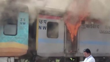 Humsafar Express Fire Video: Blaze Erupts in Brake Van Coach of Express Train in Gujarat's Valsad, No Casualty Reported