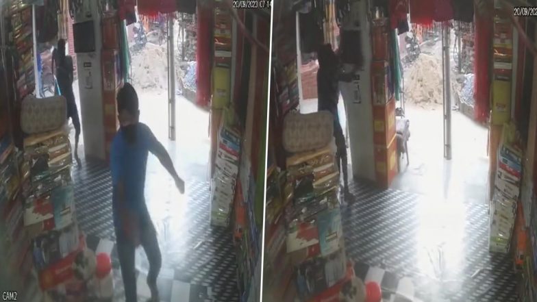 Double Murder Caught on Camera in Uttar Pradesh: Father-Son Duo Killed in Broad Daylight in Azamgarh, CCTV Video of Killing Surfaces