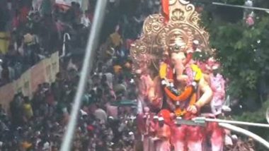 Lalbaugcha Raja 2023 Visarjan: Devotees Bid Adieu to Lord Ganesha Idol From Lalbaugcha Raja in Mumbai Being Brought for Immersion (Watch Video)