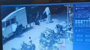 Robbery Caught on CCTV Camera: Armed Men On Bikes Looted Rs 39 Lakh From Axis Bank Cash Van in Mirzapur, Guard Shot Dead