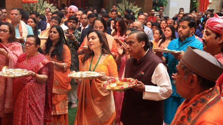 Mukesh Ambani, His Family Members Offer Prayers to Lord Ganesha on the Occasion of Ganesh Chaturthi (See Pic and Video)