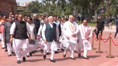 PM Narendra Modi Walks From Old Parliament House to New Parliament Building With Cabinet Colleagues, MPs (Watch Video)