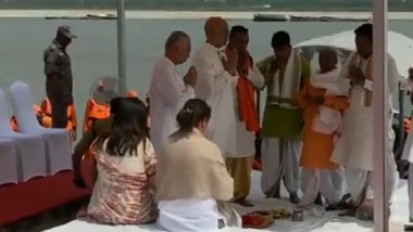 Mauritius PM Pravind Kumar Jugnauth Offers Prayers at Dashashwamedh Ghat in Varanasi (Watch Video)