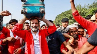 Rahul Gandhi Makes Surprise Visit To Meet Railway Porters at Anand Vihar Railway Station in Delhi, Lifts Luggage in Dress of Coolie (See Pics and Videos)