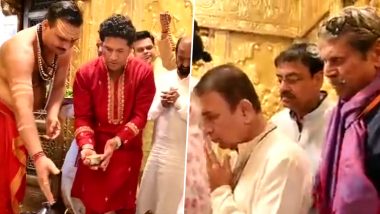 Sachin Tendulkar Worshipping at Shri Kashi Vishwanath Temple Video: Watch Former Indian Cricketer Offer Prayers at Varanasi's Famous Lord Shiva Mandir