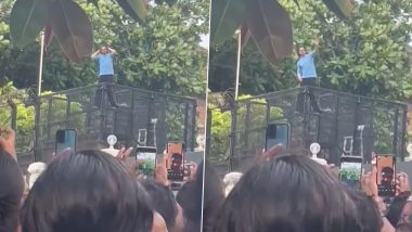 Shah Rukh Khan Strikes His Iconic Signature Pose As He Greets Fans Outside Mannat (Watch Video)