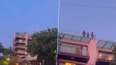 Shah Rukh Khan Spotted on Mannat's Rooftop With Son Aryan Khan As Jawan Star Enjoys Evening Breeze (Watch Video)