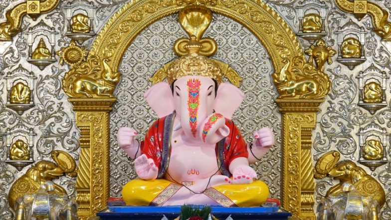 Modak Weighing 301 Kg Made in Maharashtra Video: Devotee Offers Huge Motichur Modak to Shrimant Dagdusheth Halwai Ganpati in Pune, Viral Clip Surfaces