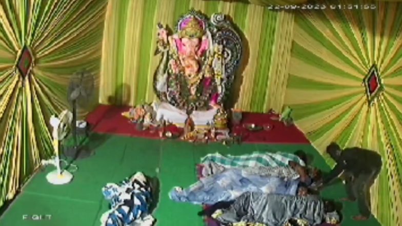 Theft Caught on Camera in Hyderabad: Thief Tries to Steal Mobile Phone from Ganesh Mandapam in Raghavendranagar Colony, Viral Clip Surfaces