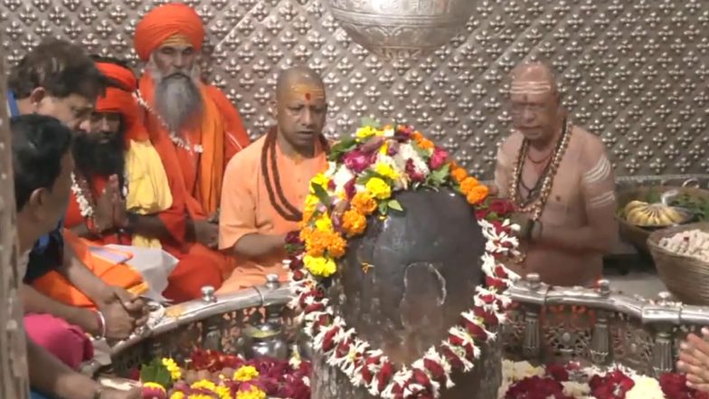 Yogi Adityanath Offers Prayers at Ujjain Mahakaleshwar Temple in Madhya Pradesh (Watch Video)