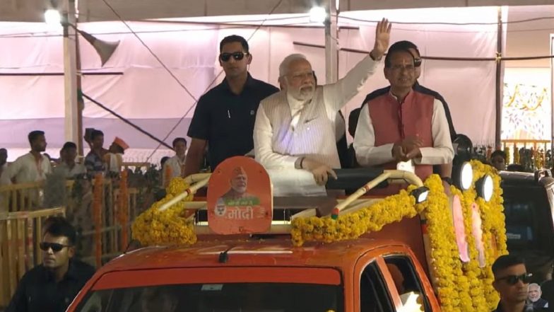 PM Narendra Modi Attends BJP 'Karyakarta Mahakumbh' in Bhopal, Takes Round of Jamboori Maidan (Watch Video)