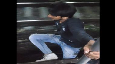 Mumbai: Man Performs Dangerous Stunt on Local Train Between Kurla-Mankhurd; Netizens Ask Police To Take Action (Watch Video)