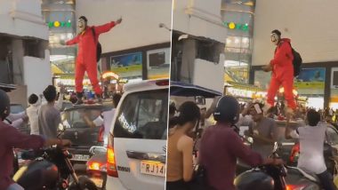 'Money Heist' in Rajasthan Video: Man Wearing Dali Mask Throws Money in Air Outside Jaipur Mall, Causes Traffic Disruption as People Rush to Collect Cash