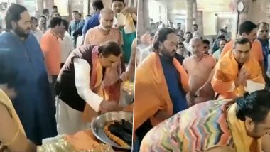 Mukesh Ambani Offers Prayers At Dwarkadhish Temple With Son Anant Ambani in Gujarat's Dwarka (Watch Video)
