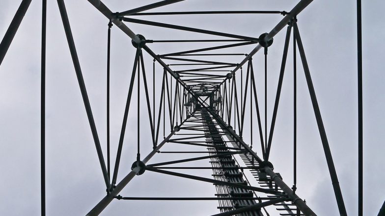 Maratha Quota: Youth Climbs Cell Tower Demanding Reservations for Maratha Community in Maharashtra’s Chhatrapati Sambhajinagar, Video Goes Viral