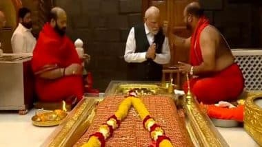 PM Narendra Modi Offers Prayers at Saibaba Samadhi Temple in Maharashtra’s Shirdi (Watch Video)