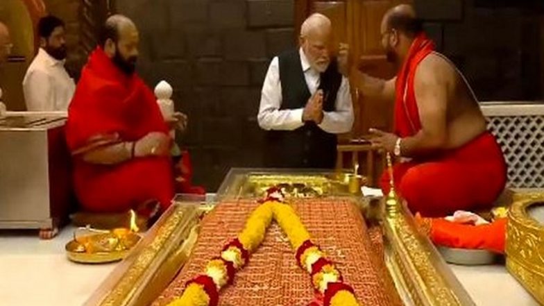 PM Narendra Modi Offers Prayers at Saibaba Samadhi Temple in Maharashtra’s Shirdi (Watch Video)
