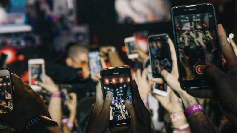 Best Smartphones Under Rs 15,000: From Redmi 12 5G To Moto G54 and Samsung Galaxy M14 5G, List of Smartphones With Mid-Range Specifications and Affordable Prices