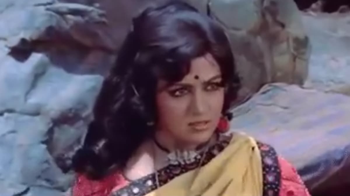 Hema Malini Birthday Special: From Basanti In Sholay To Pooja In ...