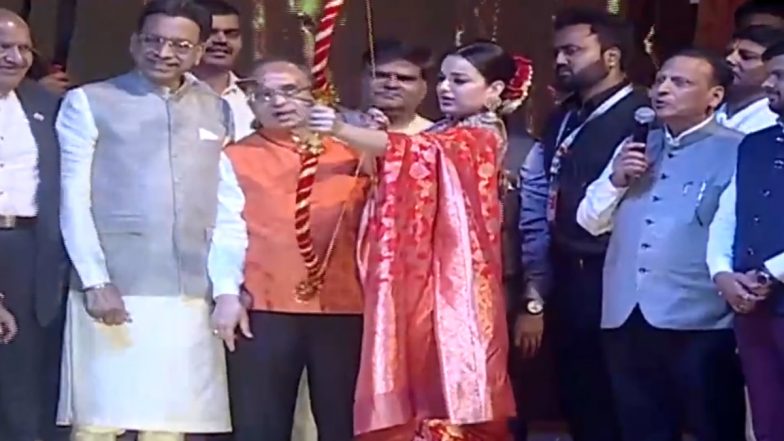 Kangana Ranaut Sets Ablaze Ravan Effigy with Bow and Arrow at Delhi’s Grand Lav Kush Ramleela on Dussehra (Watch Video)