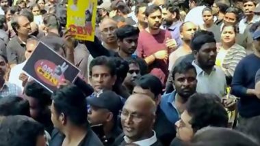 Chandrababu Naidu Arrested: Large Number of Techies Board Hyderabad Metro in Black T-Shirts in Solidarity With TDP Chief (Watch Video)