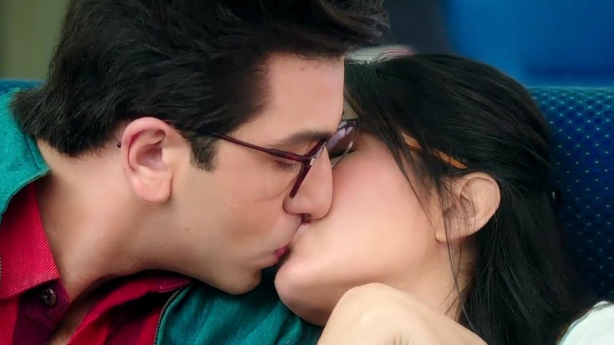 Before Kissing Rashmika Mandanna in Animal, 5 Most Sizzling Kisses of  Ranbir Kapoor We Just Can't Forget! (Watch Videos)