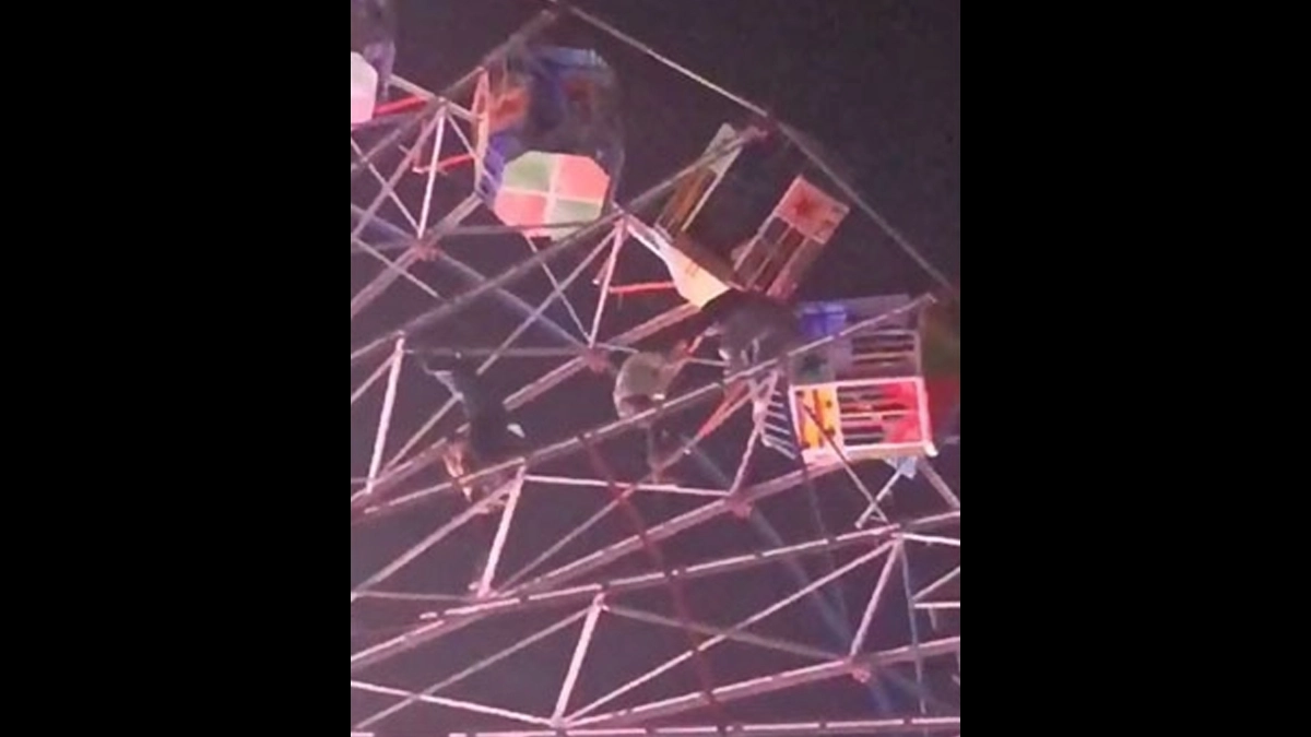Agency News Giant Wheel Stops Rotating at Navratri Mela Due to