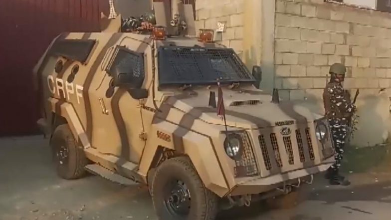 Jammu and Kashmir: Terrorists Open Fire at Police Officer in Srinagar’s Eidgah Area (Watch Video)
