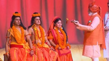 Dussehra 2023: PM Narendra Modi Worships Artistes Enacting Roles of Lord Ram, Goddess Sita, Lakshman and Hanuman Ahead of Ravan Dahan at DDA Ground in Delhi (Watch Video)