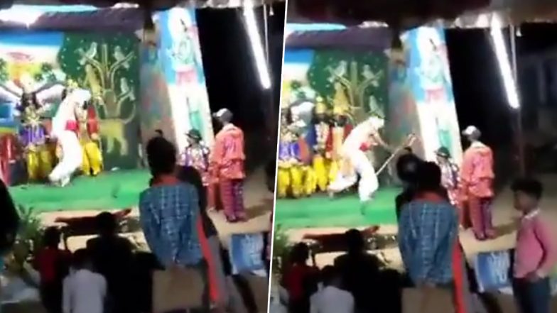 Heart Attack Caught on Camera: Man Playing Lord Parshuram in Ram Leela Suffers Cardiac Arrest, Dies on Stage in Jharkhand's Garhwa