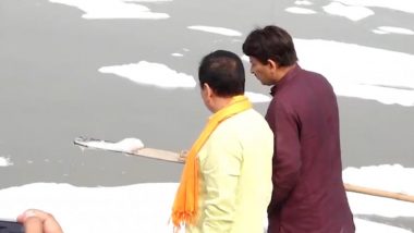 Delhi: Virendra Sachdeva, Manoj Tiwari Visit Yamuna Ghat to Check Pollution in River, BJP Leaders Seen Checking Toxic White Foam Floating on Water (Watch Video)