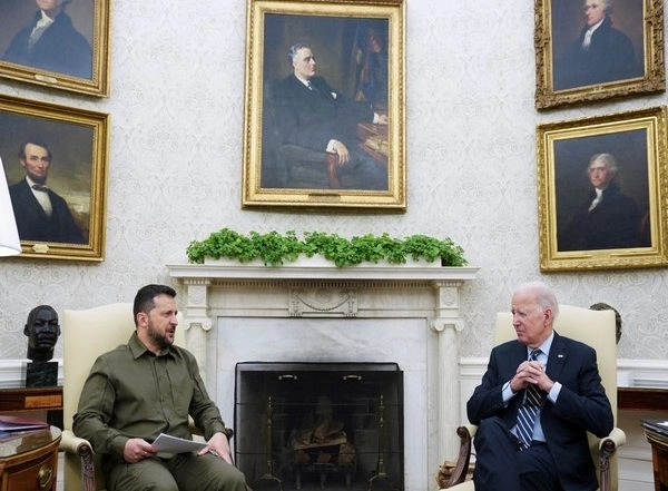 World News | Biden Reaffirms Support to Ukraine as Government Shutdown is Narrowly Averted