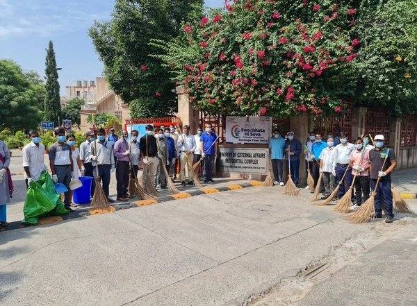 World News | Ministry of External Affairs Officials Participate in Swachhata Hi Seva Campaign 