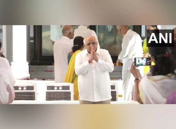 India News | Gujarat CM Pays Tribute to Mahatma Gandhi at Kirti Mandir in Porbandar 