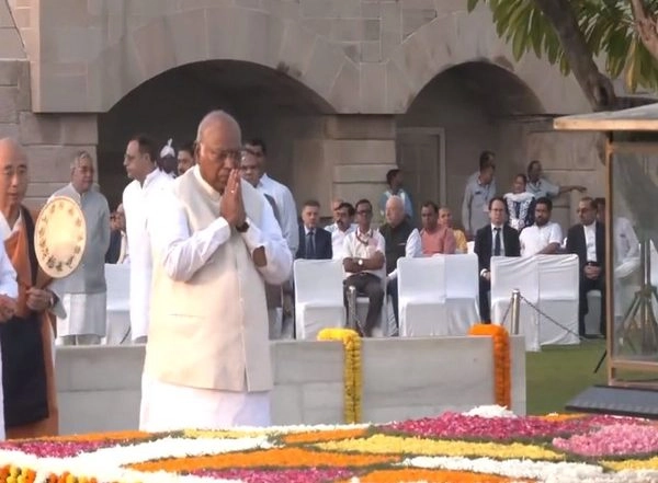 India News | Gandhi Jayanti: Congress President Mallikarjun Kharge Pays Tribute to Mahatma Gandhi at Rajghat