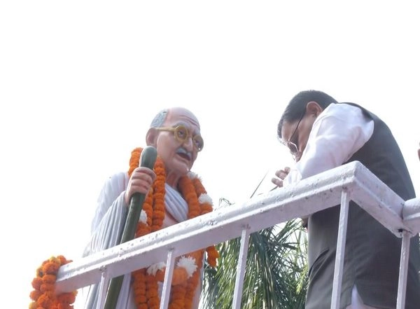India News | Uttarakhand CM Pushkar Dhami Pays Homage to Mahatma Gandhi & Lal Bahadur Shastri on Their Birth Anniversary