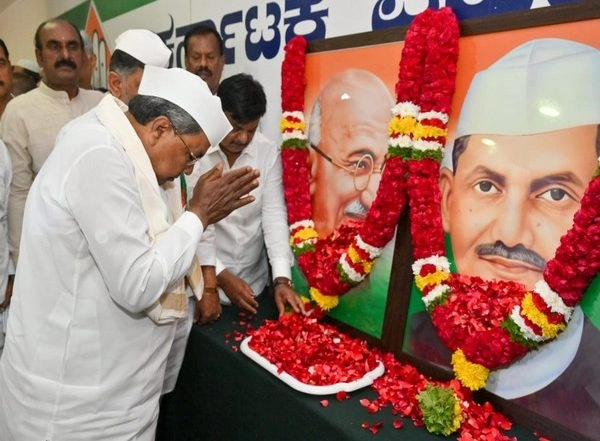 India News | Karnataka CM Siddaramaiah Pays Tribute to Mahatma Gandhi, Lal Bahadur Shastri on Their Birth Anniversary