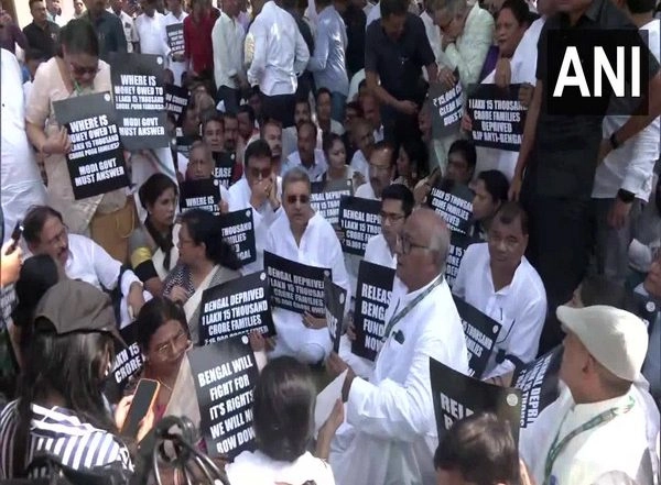 India News | TMC Workers Hold Protest at Rajghat Seeking Scheme-related Funds from Centre
