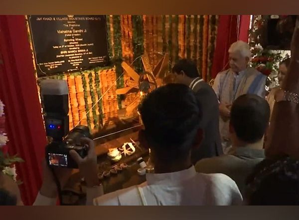 India News | J&K Lt. Governor Manoj Sinha Unveils Statue of Mahatma Gandhi and Installs Charkha in Srinagar