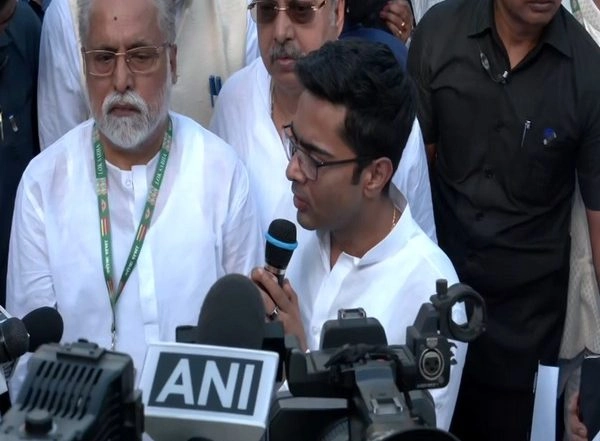 India News | TMC Workers Stage Protest at Rajghat Seeking Scheme-related Funds from Centre; Abhishek Banerjee Alleges ‘conspiracy’ to Stop Them